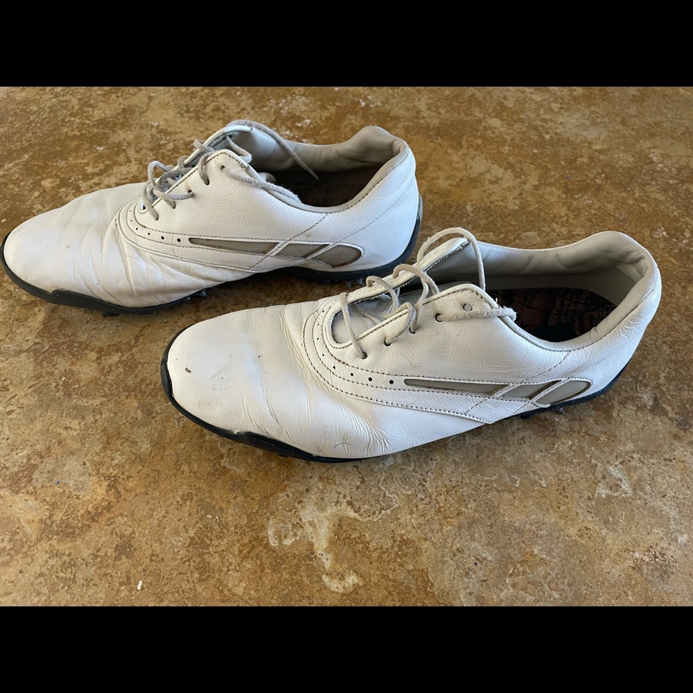 Golf shoes